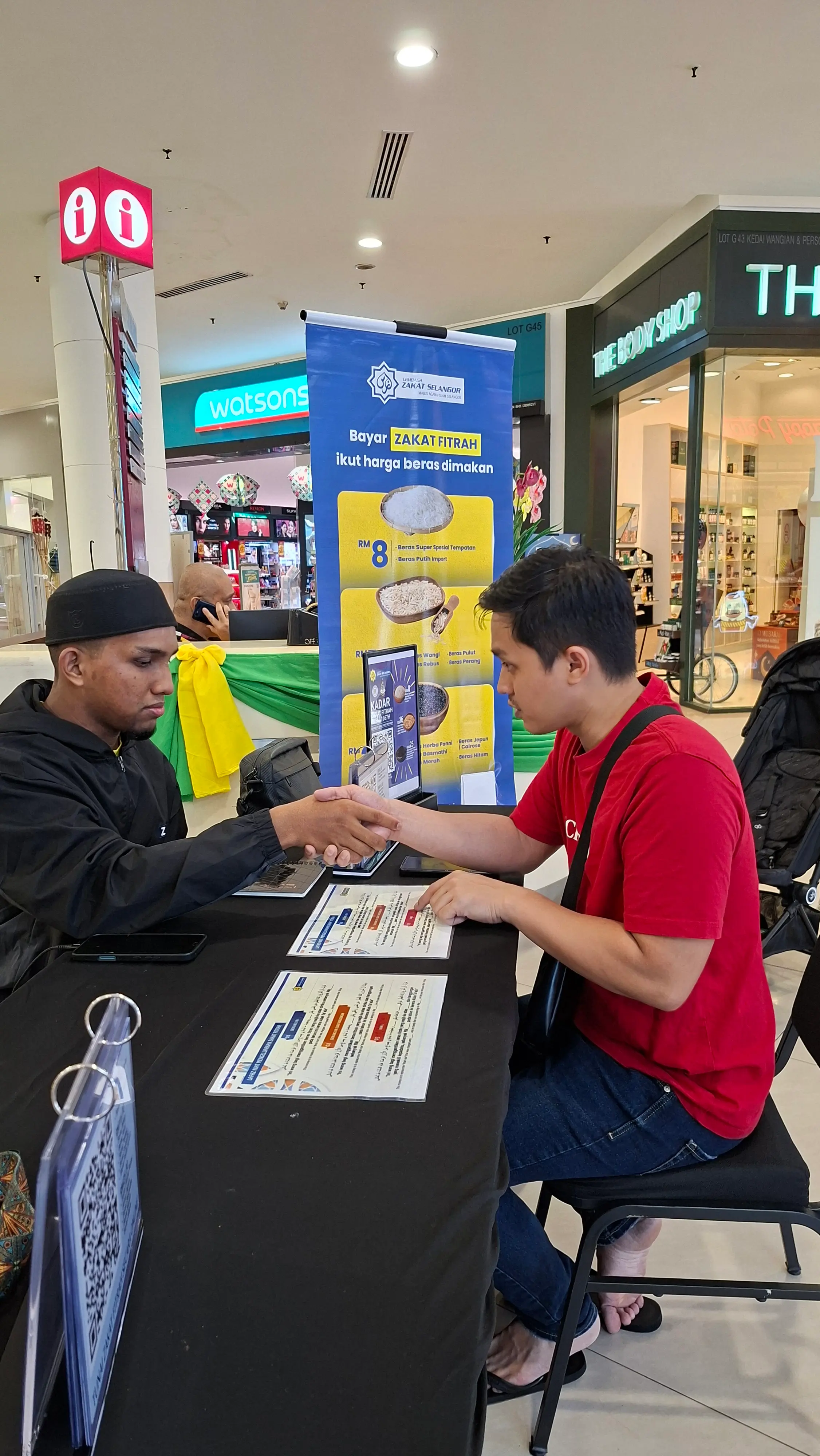 Penolong Amil Lembaga Zakat Selangor (LZS) menerima bayaran zakat online